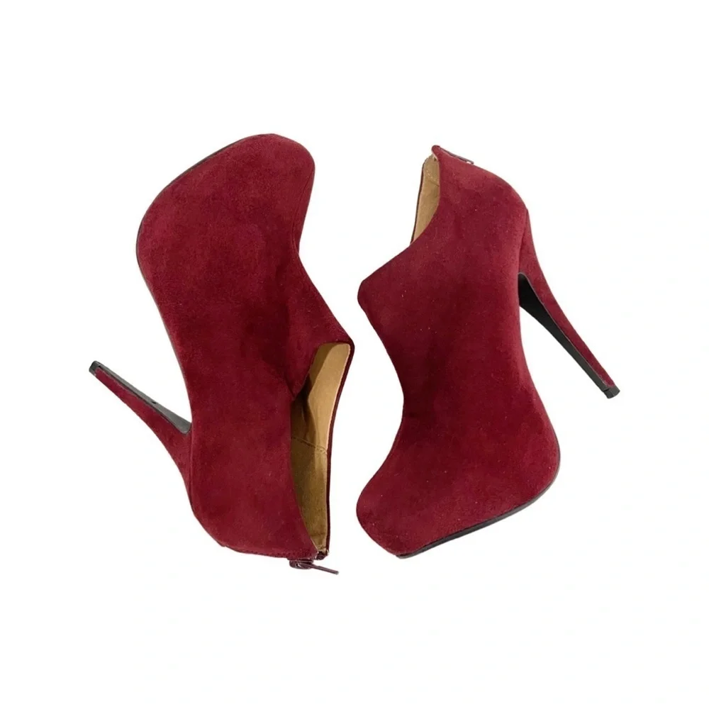 Heart in D cranberry colored suede zip back almond toe bootie women size 7